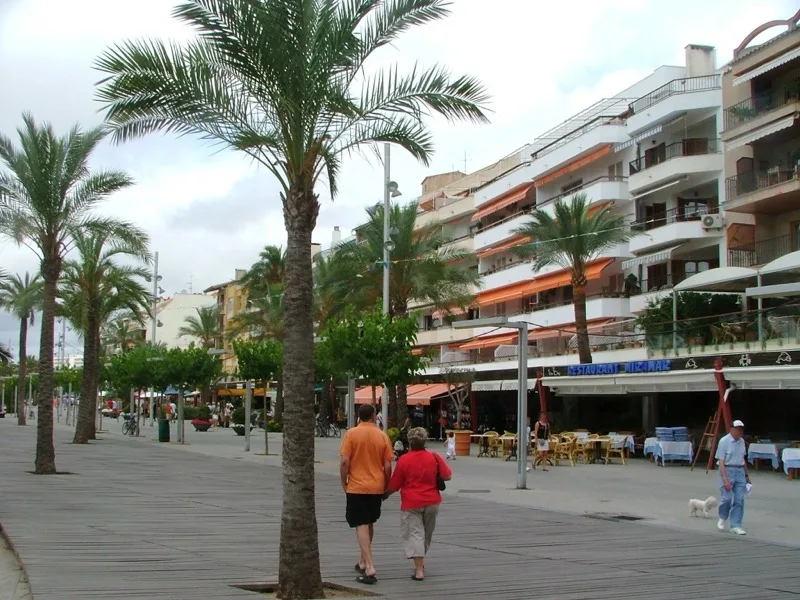 Port d'Alcúdia – Blick auf den Fährhafen mit Booten und Küstenlinie