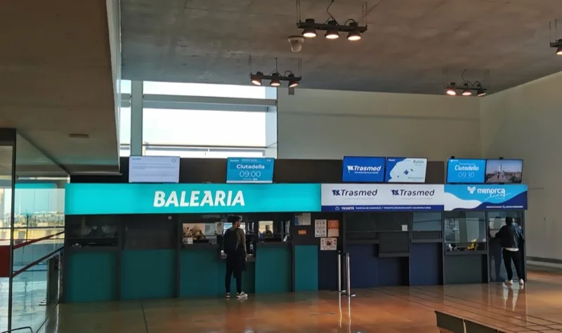 Kassenhäuschen für Fährfahrkarten am Terminal Port d'Alcúdia