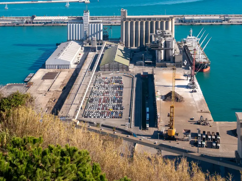 Vue panoramique du port de Barcelone avec le château de Montjuïc en arrière-plan