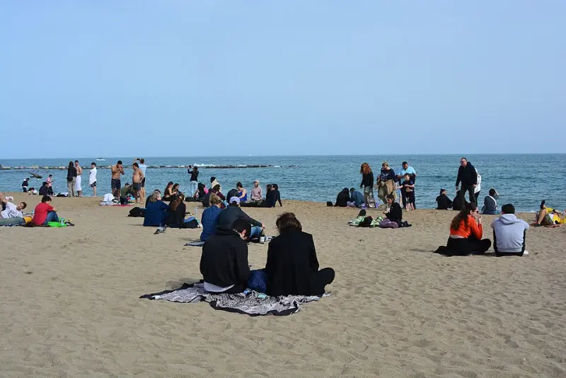 Platja de la Barceloneta – Strand mit Blick auf die Küste und das historische Fischerviertel