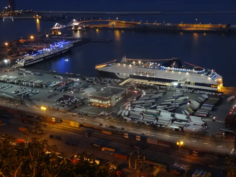 Fährterminal Barcelona Hafen bei Nacht – Abfahrt Richtung Mallorca