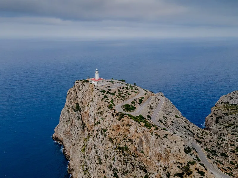 Cap Formentor auf Mallorca mit dem historischen Leuchtturm und Blick auf das Meer