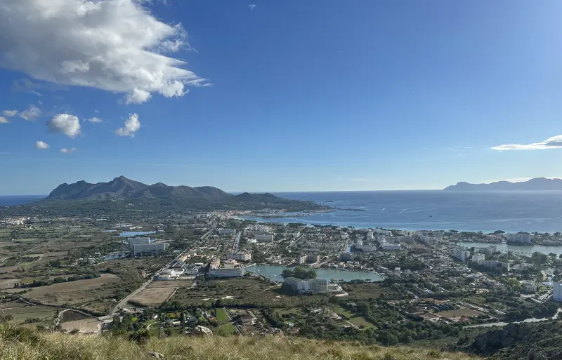 Port d'Alcúdia Mallorca – Panoramablick auf den Hafen von Alcúdia