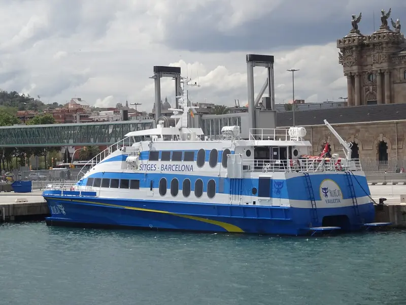 Hafen Barcelona – Fährterminal mit Anlegesteg und Schiffen