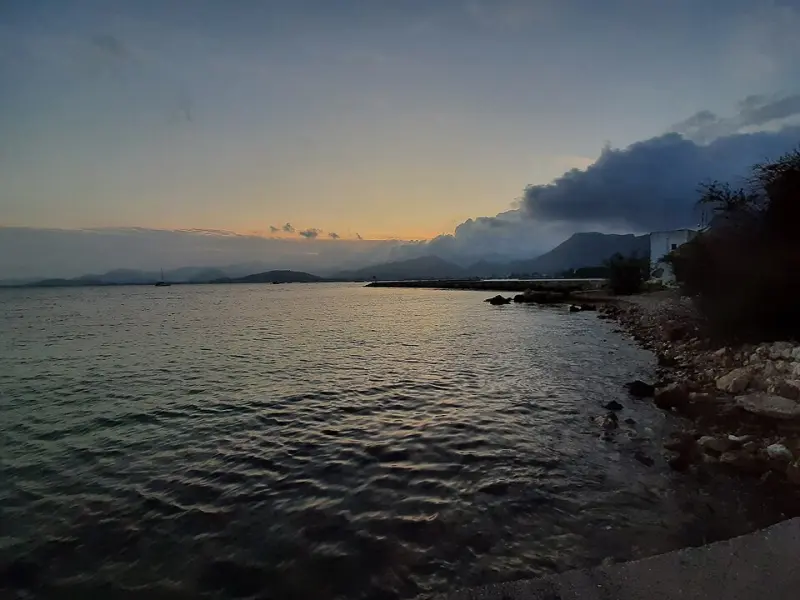 Strand von Port de Pollença mit der ruhigen Bucht und Promenade auf Mallorca