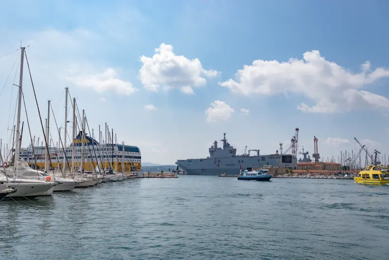 Port de Toulon avec terminal ferry et vue sur la rade