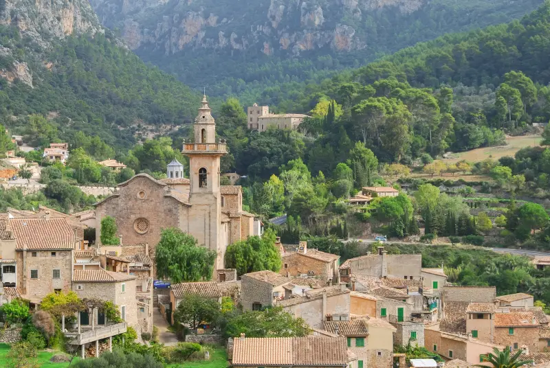 Blick auf Valldemossa mit historischem Kartäuserkloster, Serra de Tramuntana Mallorca
