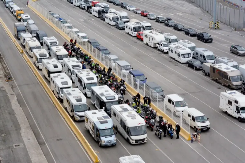 Voitures attendant d'embarquer sur un ferry &mdash; ro-ro au port de Santander